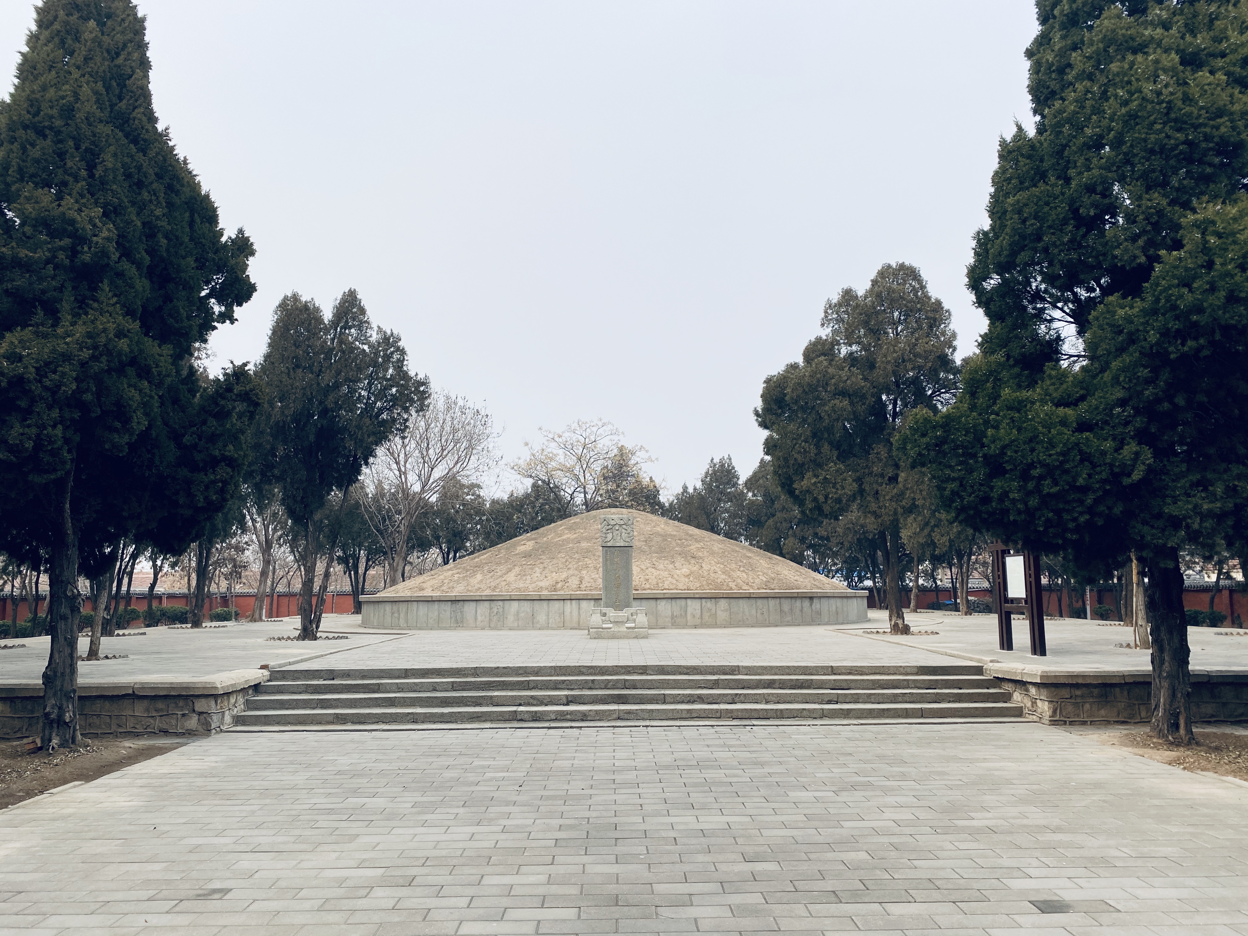 picture of the tomb- a semi circle contruction in a serene environment